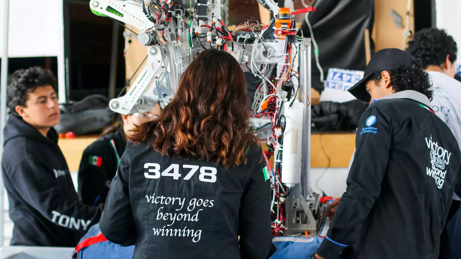 Equipo LamBot 3478 con su líder de Pits.