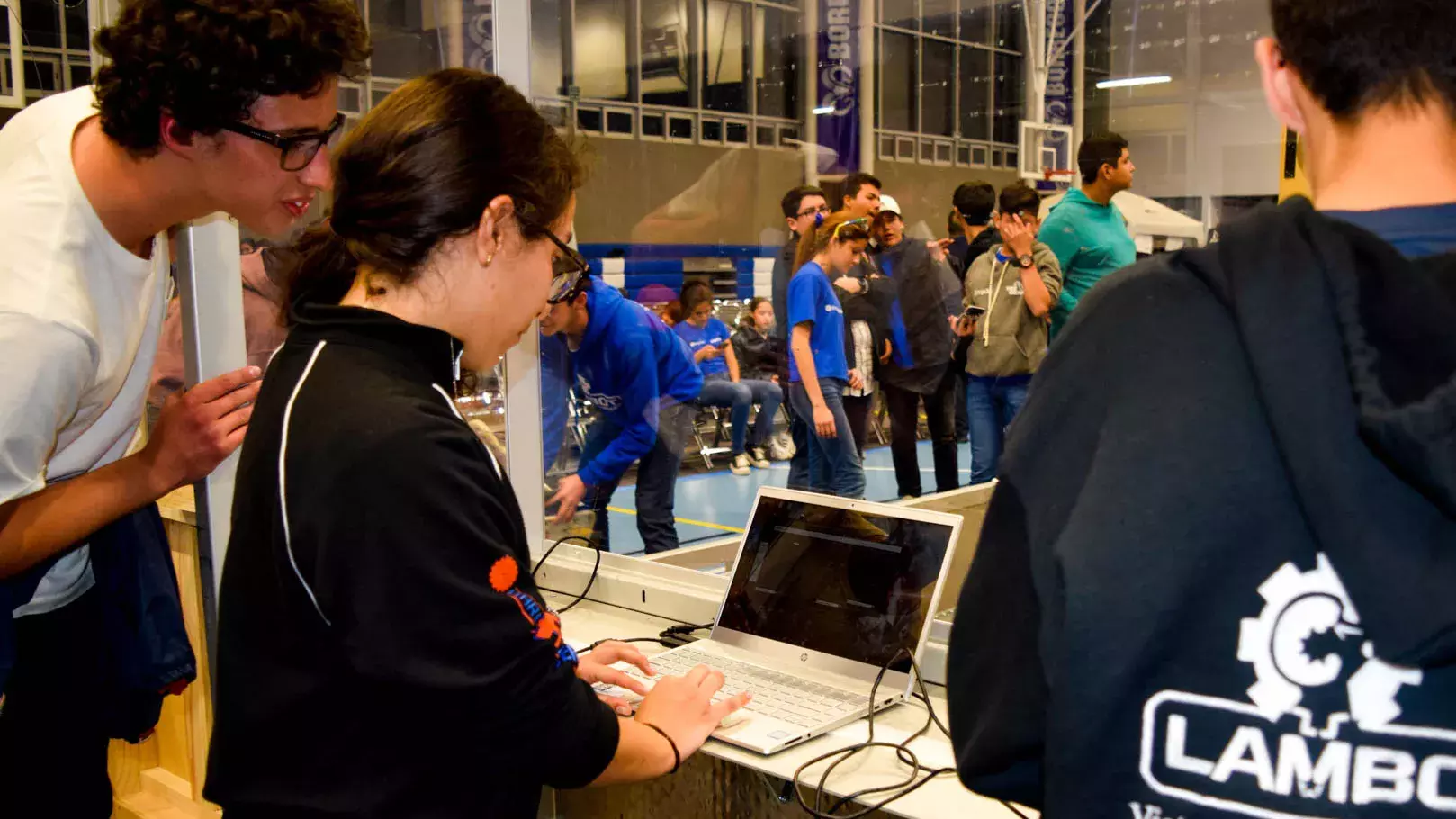 Equipo de programación y electrónica de LamBot ajustando su cancha.