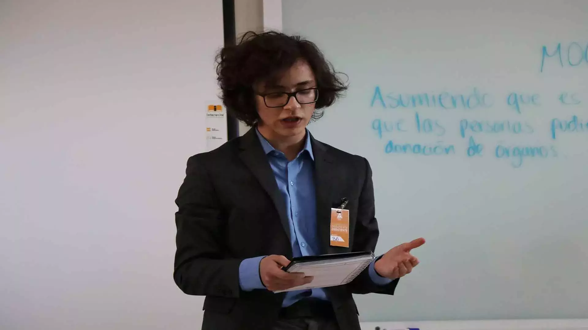 Debatiente exponiendo su discurso durante la ronda.