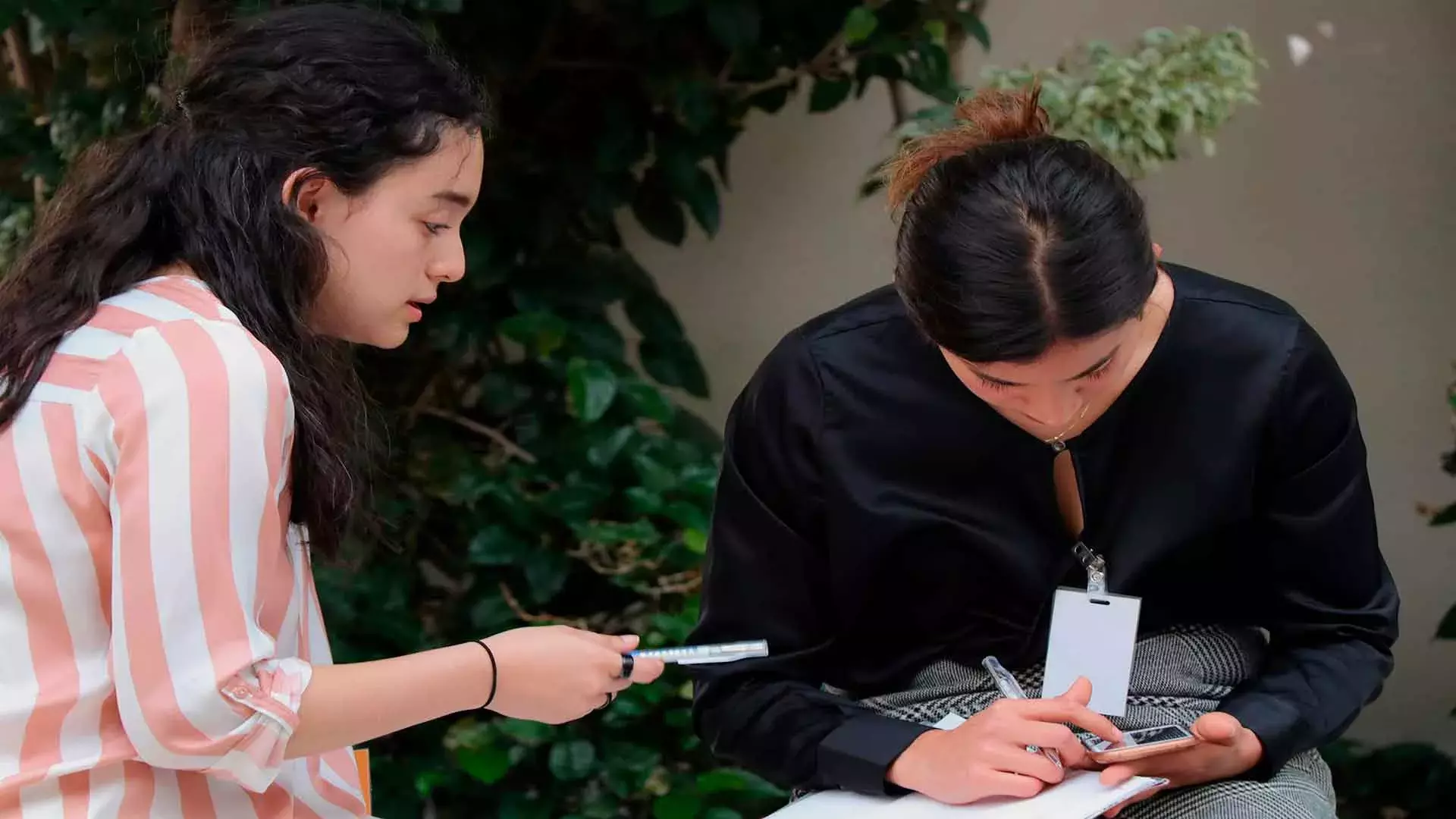 Alumnas momentos antes de entrar a una ronda de debate.