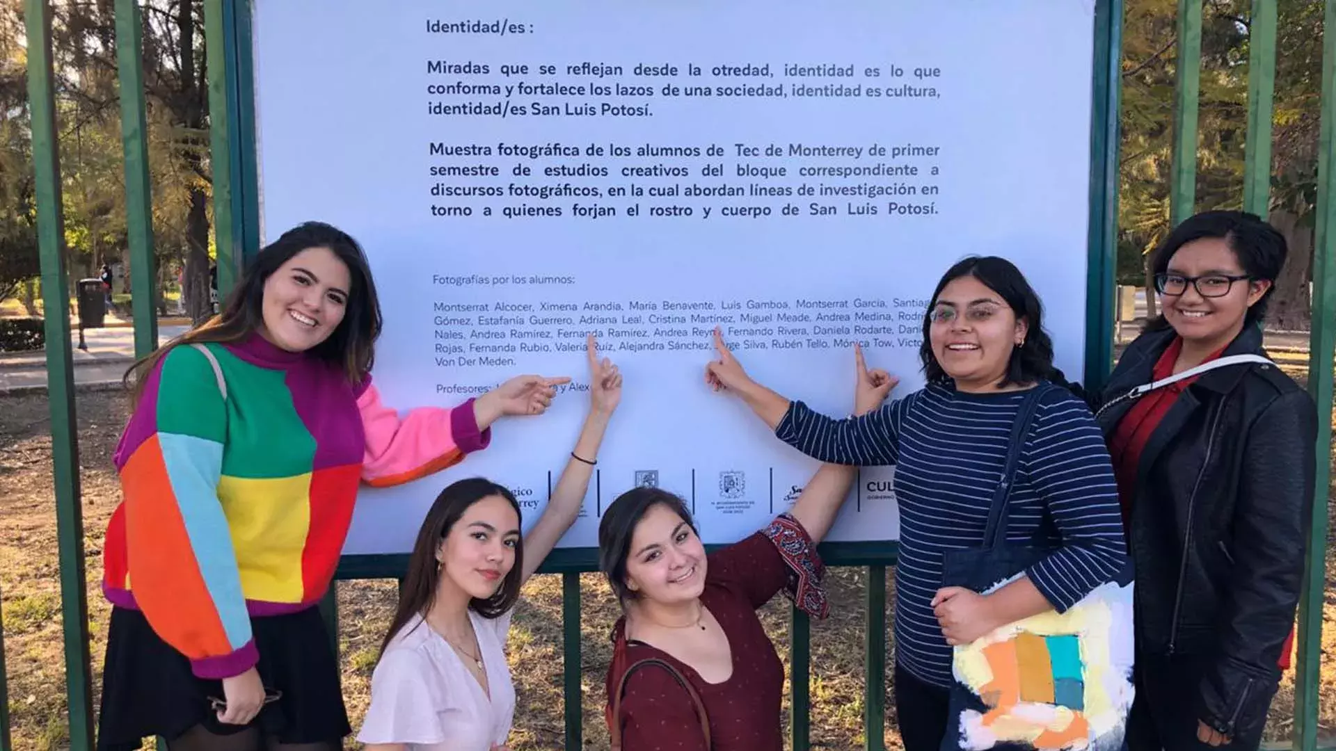 Integrantes frente a la placa explicativa del proyecto