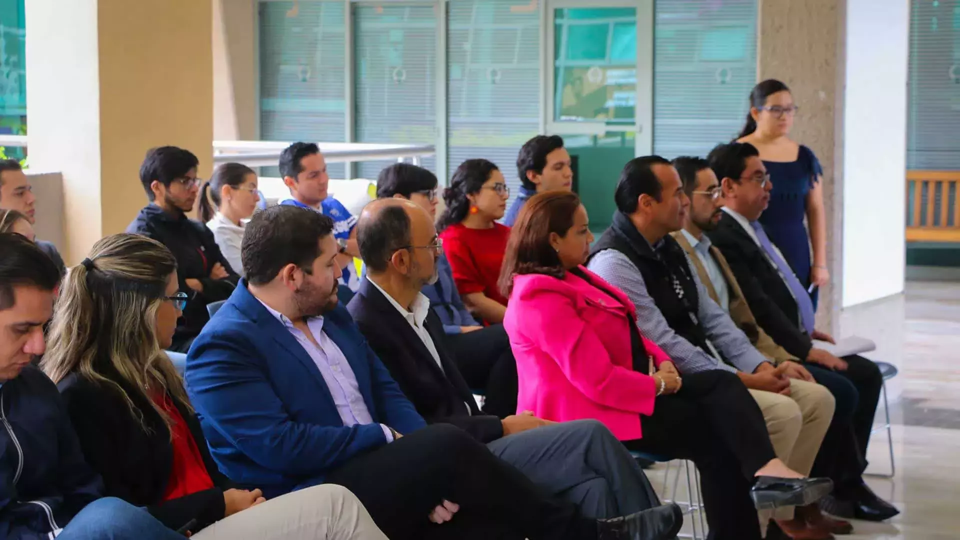 Audiencia escuchando la ceremonia de inauguración