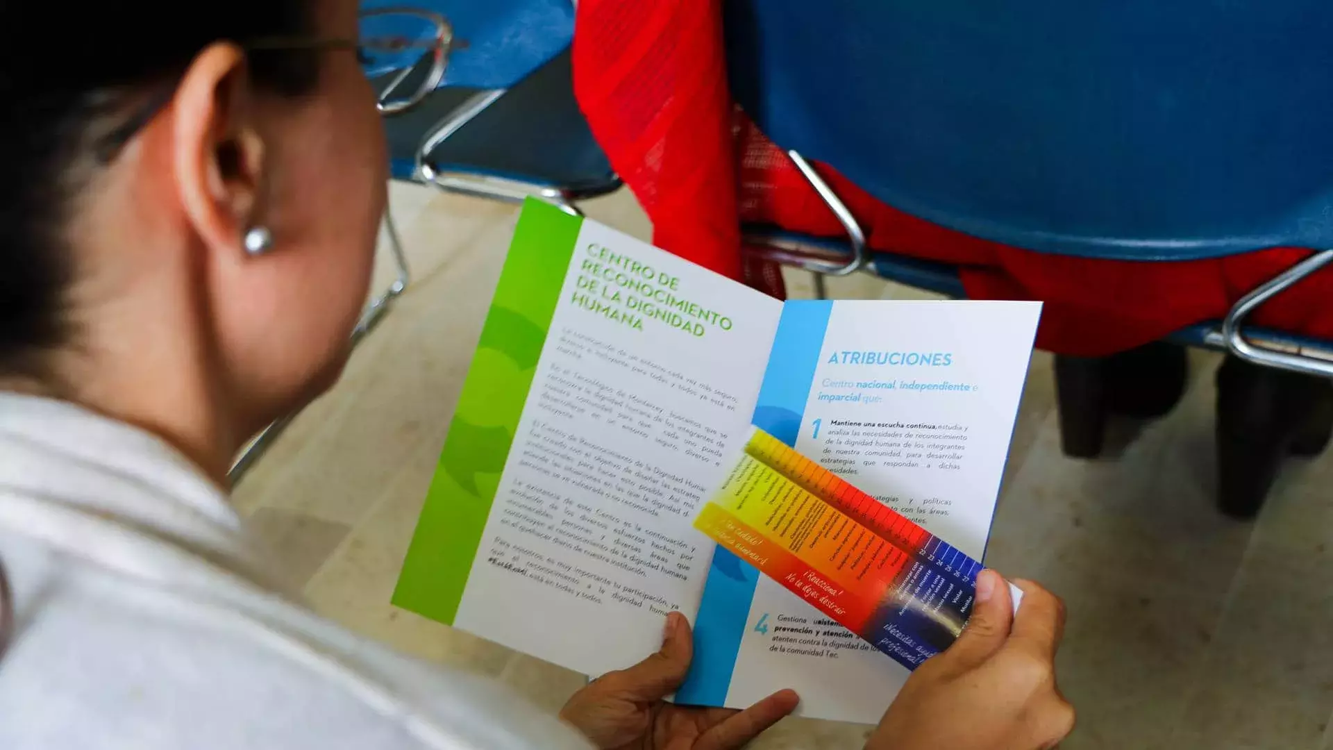 Mujer leyendo en folleto sobre los procedimientos del punto azul