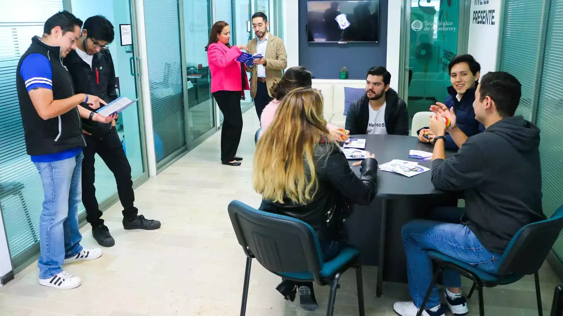 Estudiantes dialogando con expertos dentro del Punto de Atención