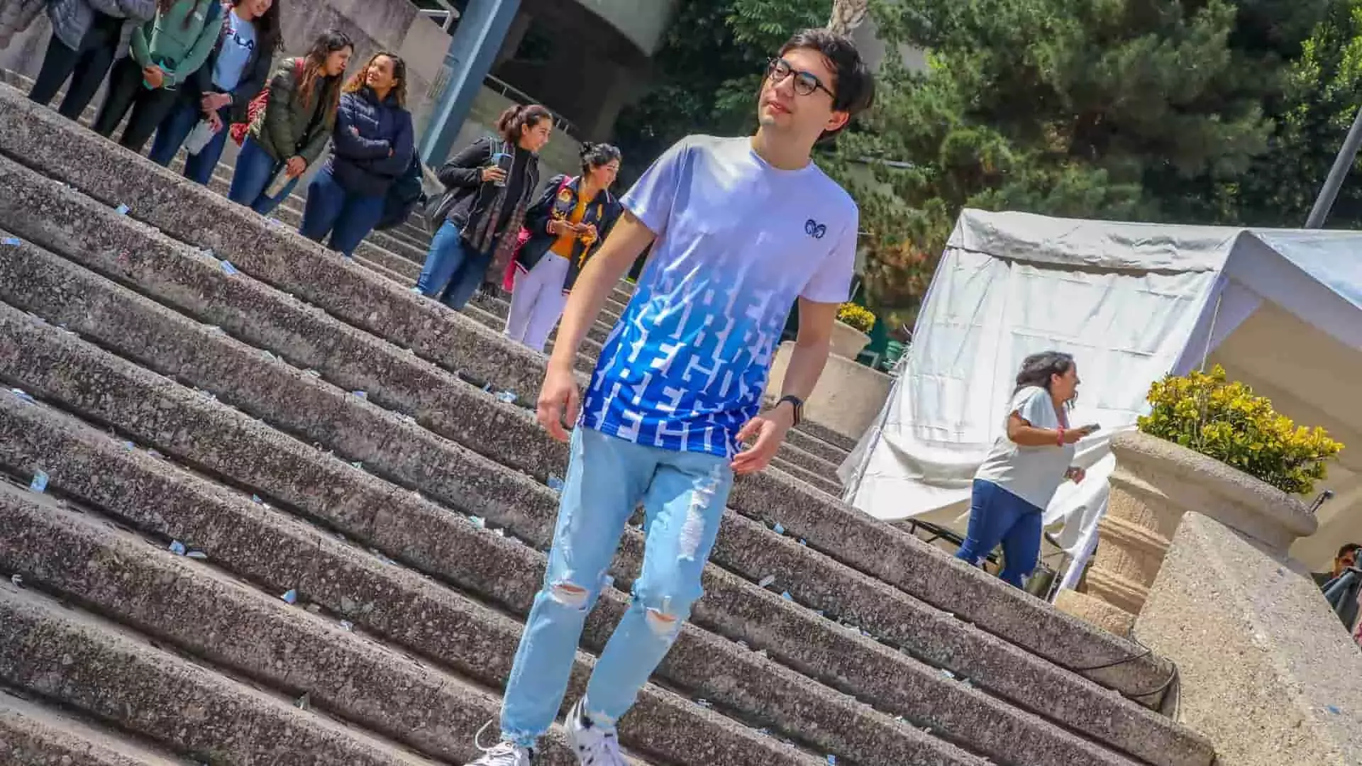 Chico modelando playera tec blanca conazul en pasarela 