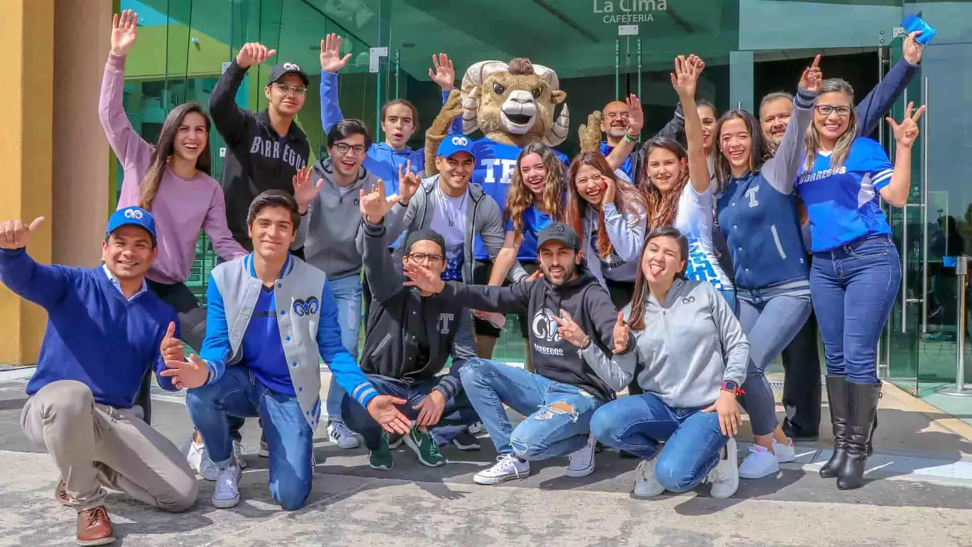 Comunidad Tec y directivos posando para la foto de inauguración