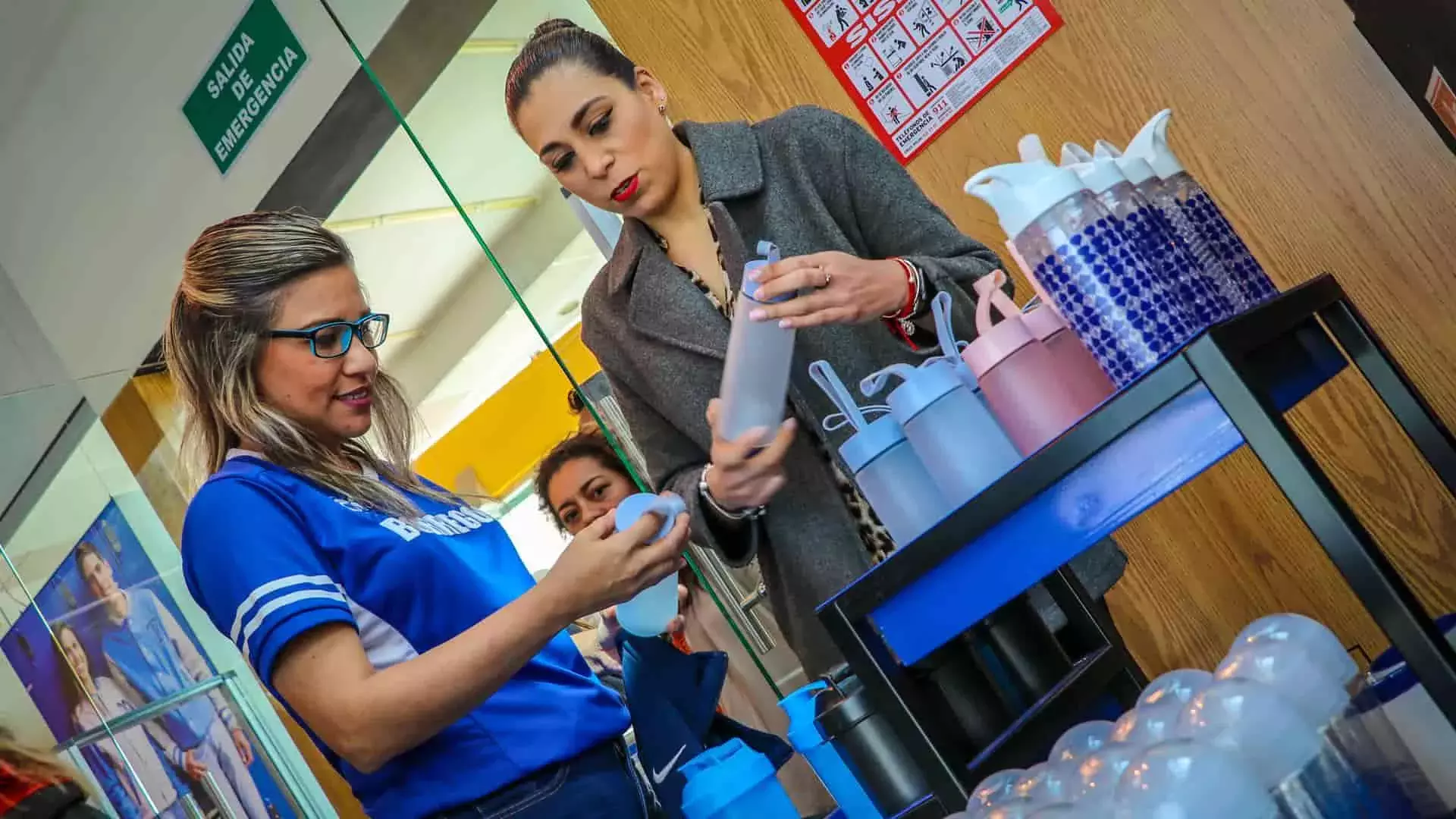 Mujeres observando diferentes modelos de termos tec