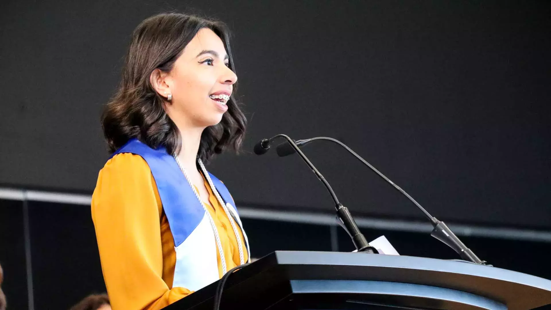 Alumnos de profesional y posgrado disfrutan de grandes momentos en su graduación.