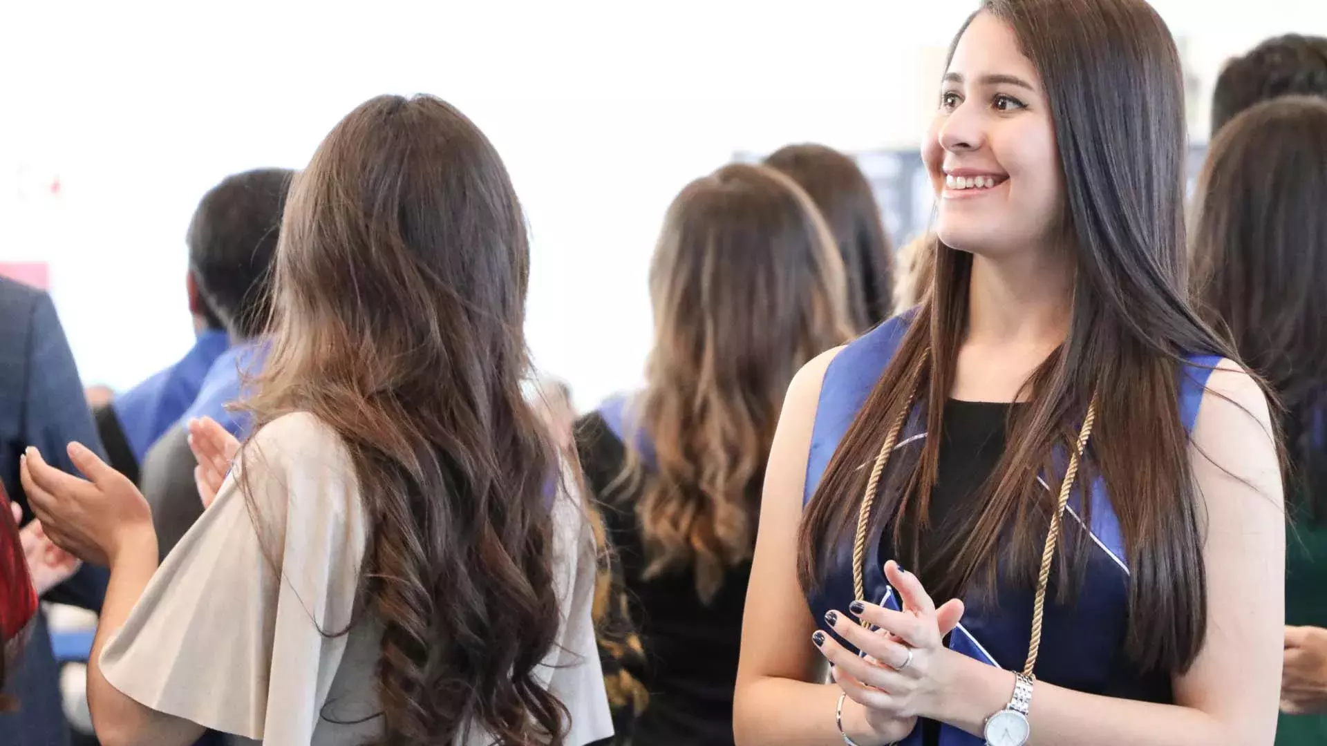 Alumnos de profesional y posgrado disfrutan de grandes momentos en su graduación.