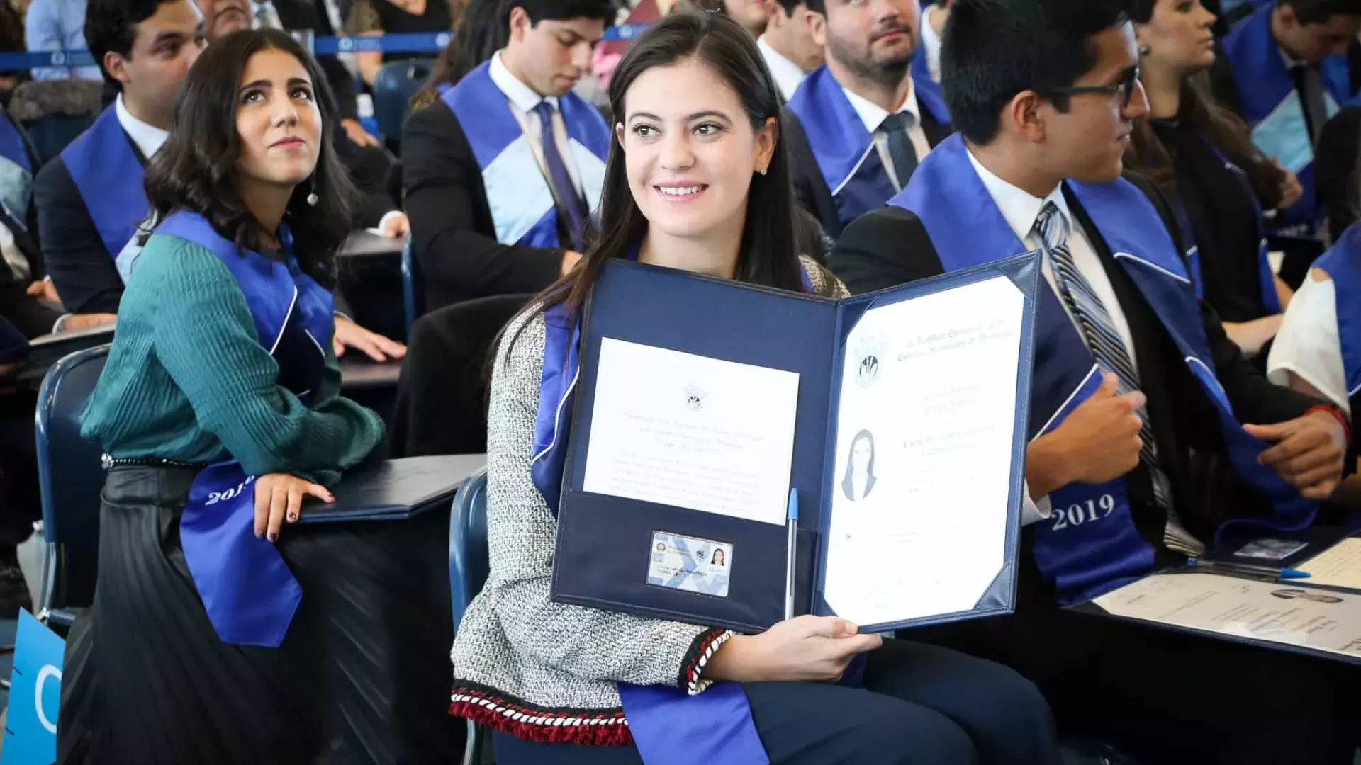 Alumnos de profesional y posgrado disfrutan de grandes momentos en su graduación.