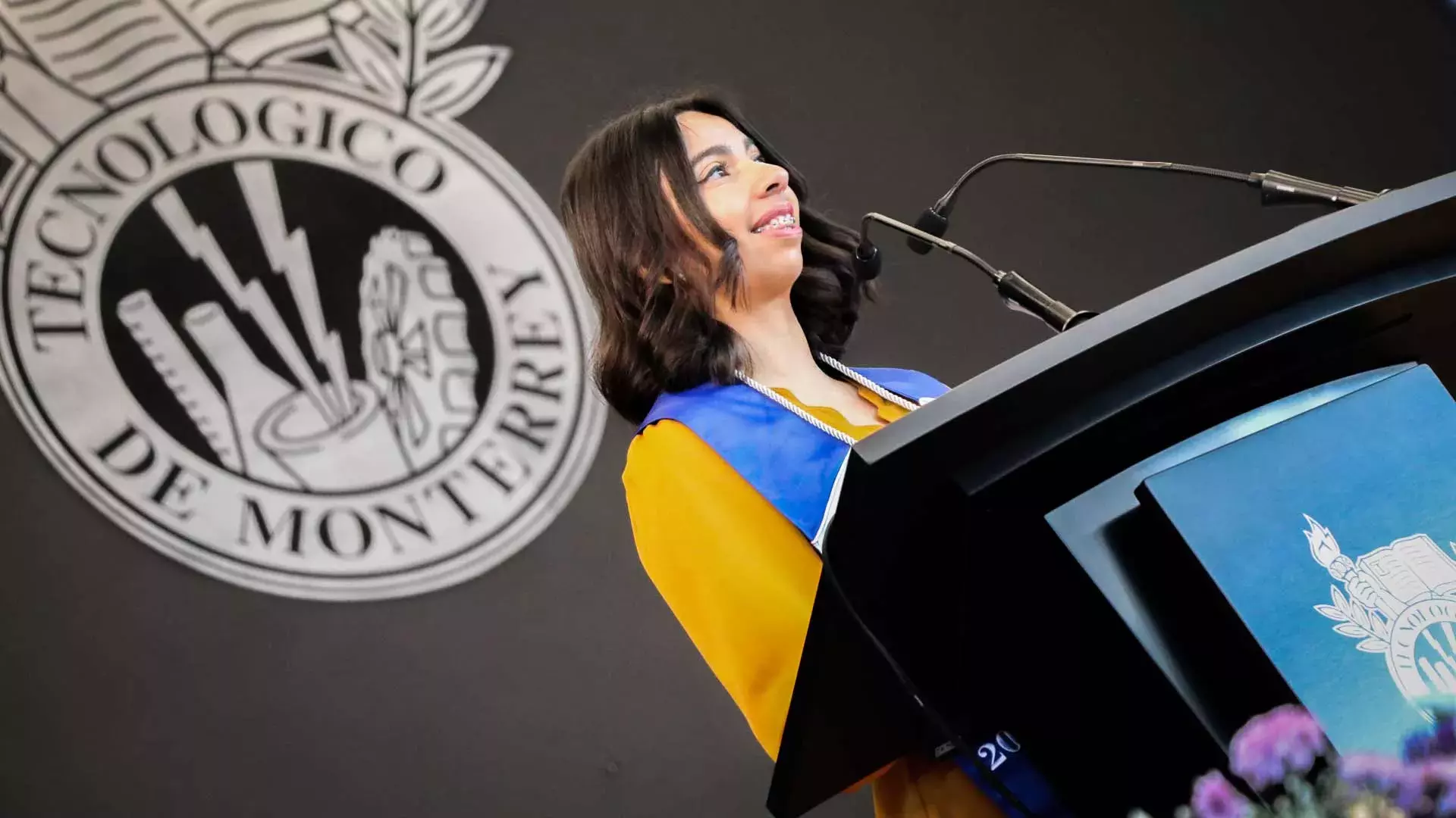 Alumnos de profesional y posgrado disfrutan de grandes momentos en su graduación.