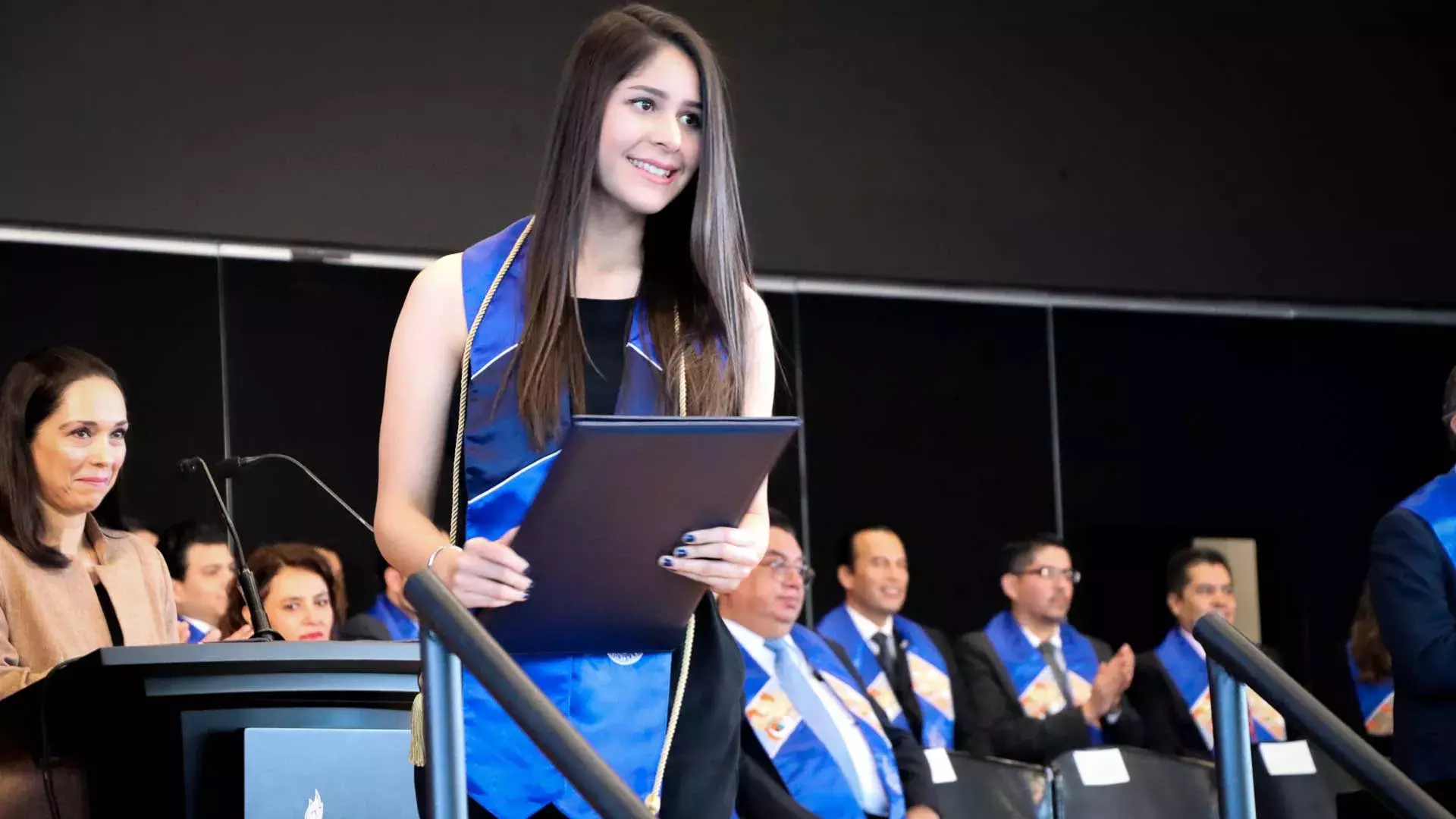 Alumnos de profesional y posgrado disfrutan de grandes momentos en su graduación.