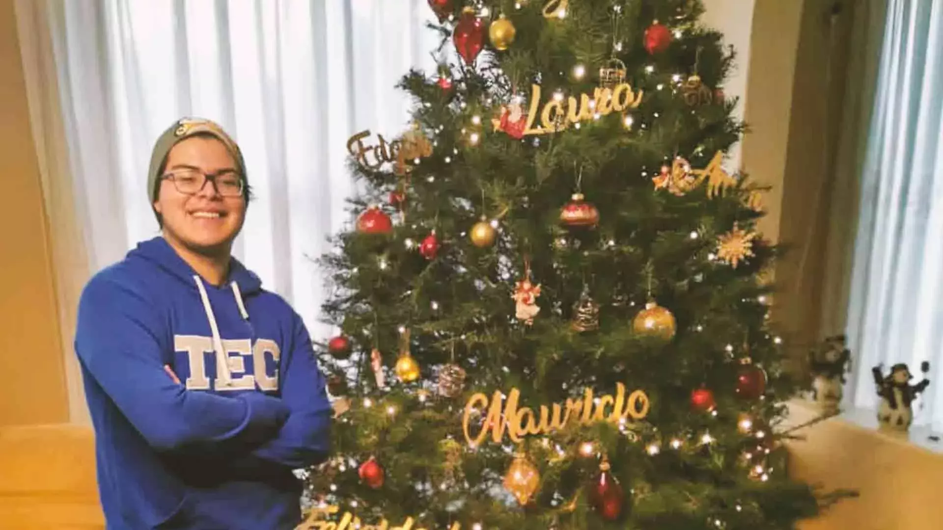 Alumno del Tec campus Toluca con su árbol de Navidad