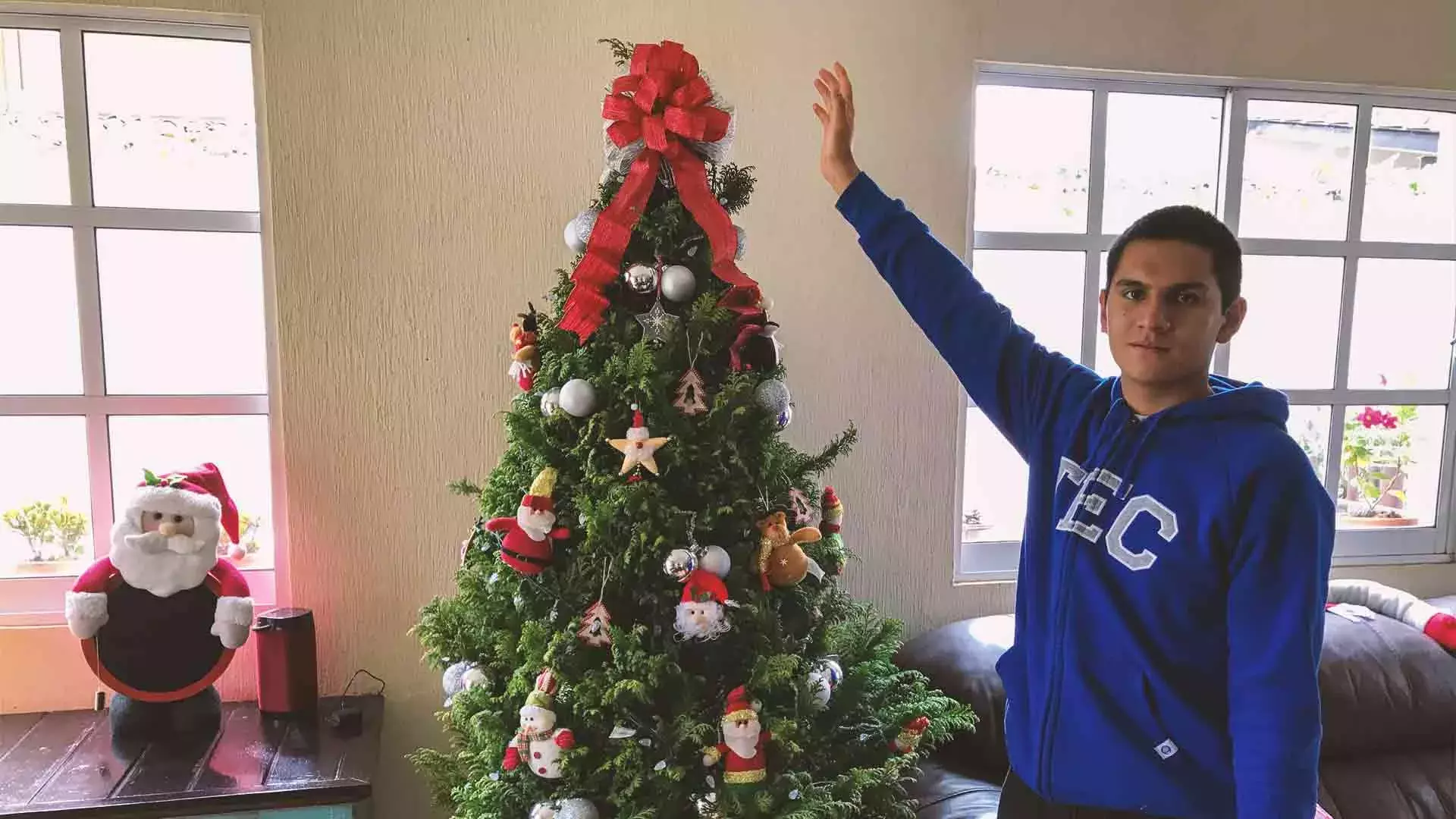 Alumno del Tec campus Toluca con su árbol de Navidad