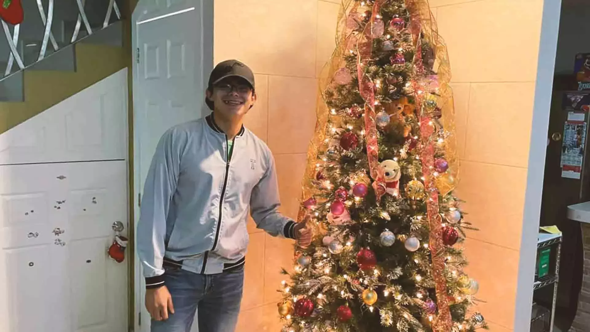 Alumno del Tec campus Toluca con su árbol de Navidad