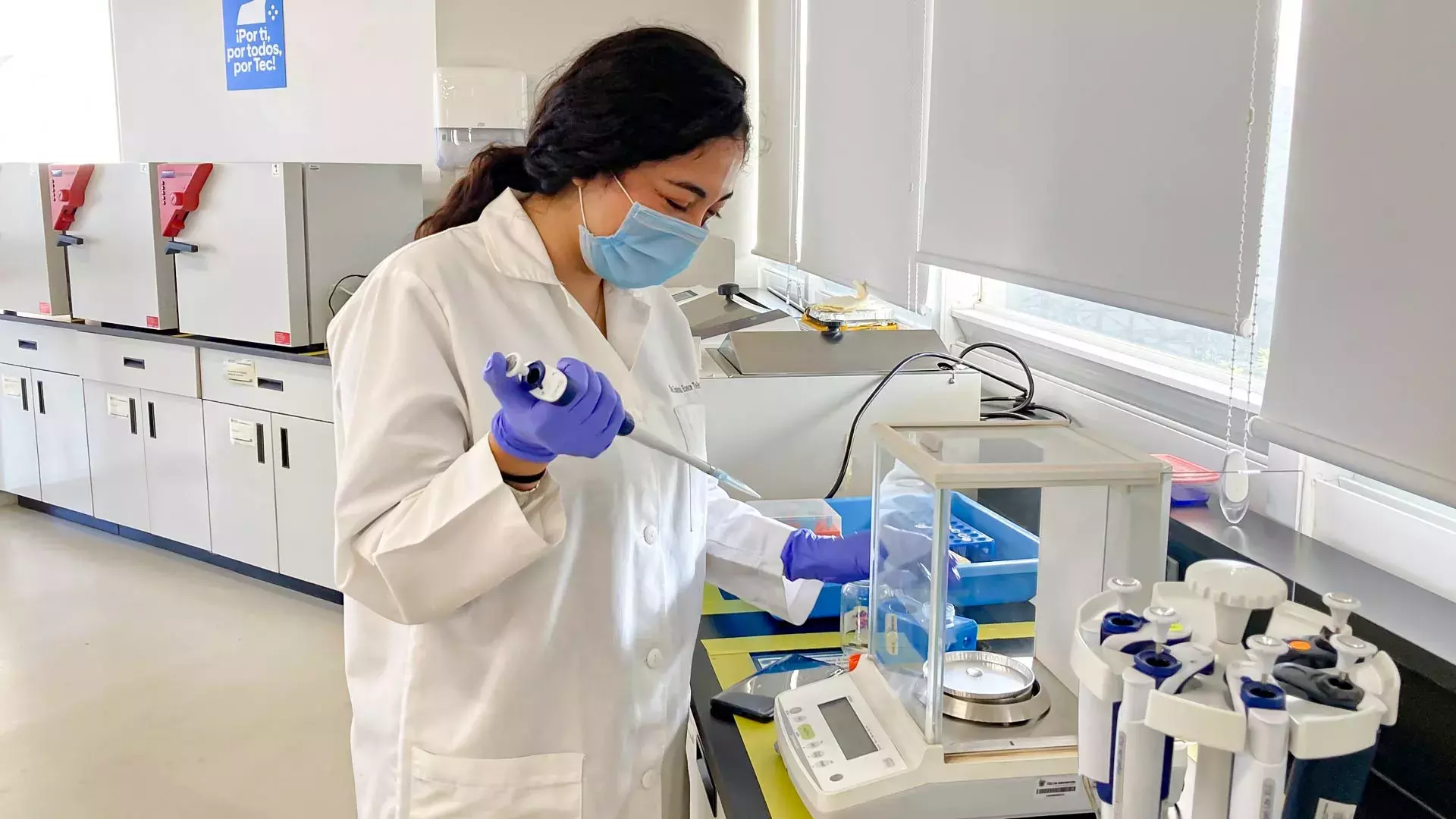 Jóvenes investigadores ya trabajan en sus proyectos en los laboratorios del Tec campus Estado de México, respetando las medidas de prevención como el uso de cubrebocas.