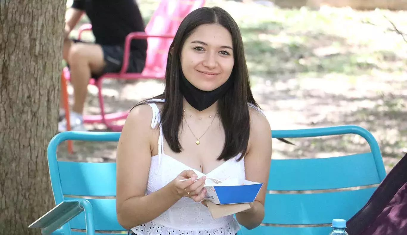 Alumna en Jardín de las Carreras degustando sus chilaquiles Tec en el festejo de 78 Aniversario del Tec de Monterrey, campus Monterrey