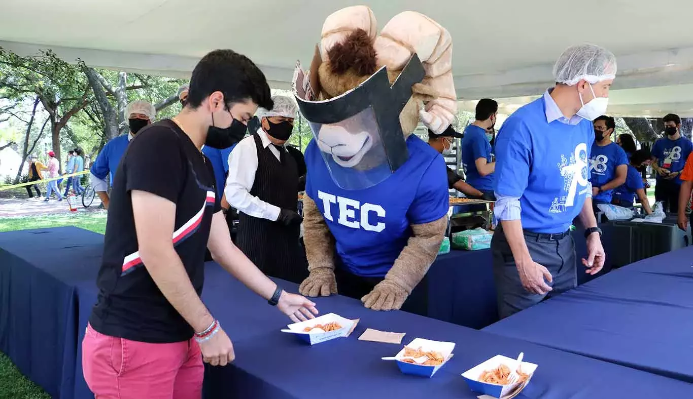 Alumno tomando su orden de chilaquiles en el 78 aniversario del Tec de Monterrey, campus Monterrey