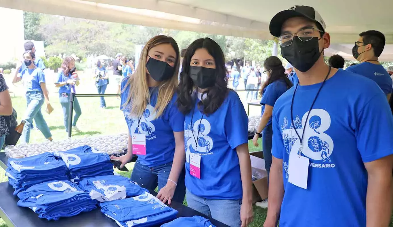 Staff de alumnos que realizaron la entrega de playeras conmemorativas del 78 Aniversario del Tec.