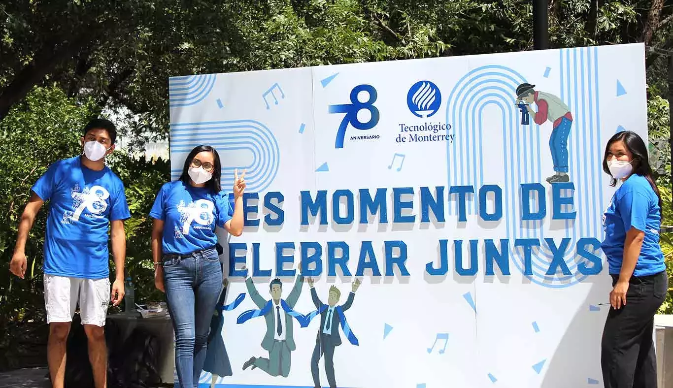 Alumnos tomándose fotografía en mural conmemorativo al 78 Aniversario del Tec, campus Monterrey