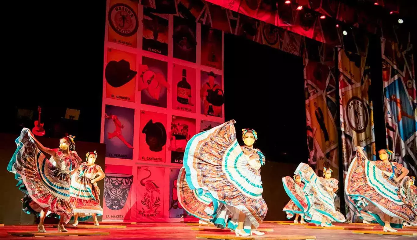 Bailarinas de Raíces 2021 en el Auditorio Luis Elizondo