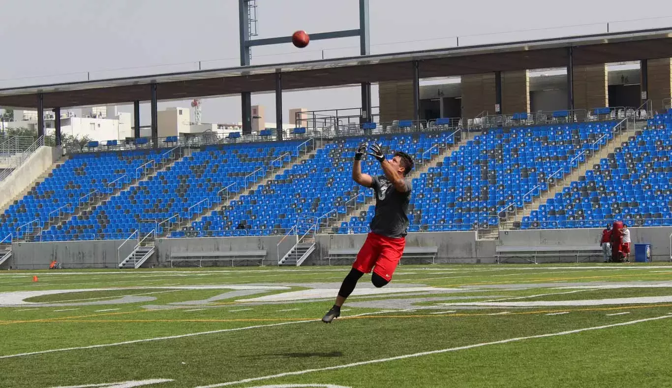 jugador-capturando-el-balón-NFL-international-combine-mexico-2021