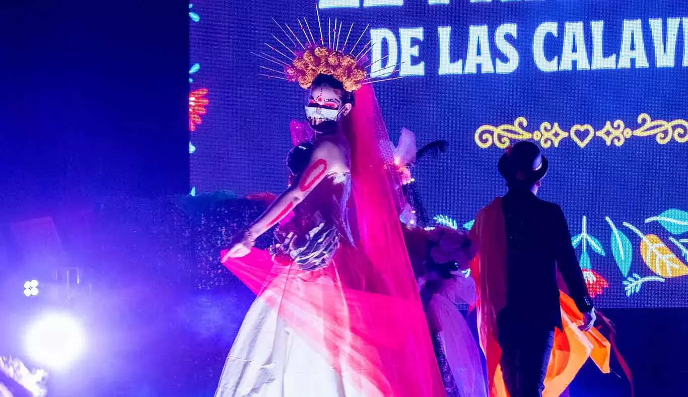 La catrina de pasio pasa a la pasarela mostrando su vestido