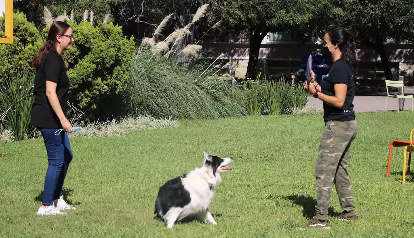 La maestra Rocío y su perro "Jack" posando para una foto.