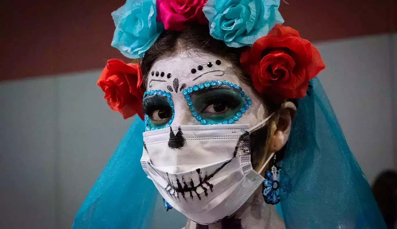 La catrina muestra su maquillaje e indumentaria final