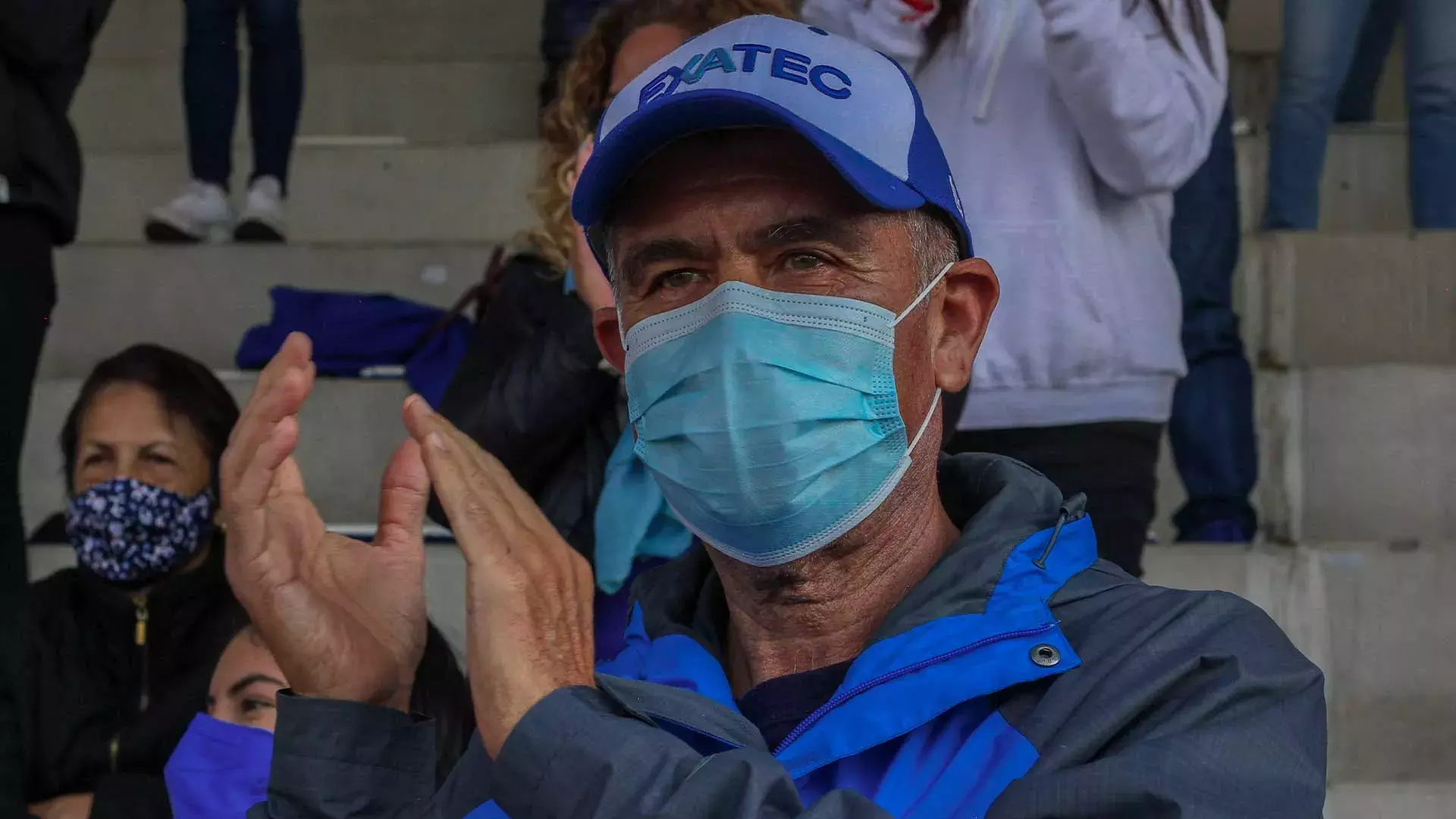 La familia celebra la victoria de un partido emocionante