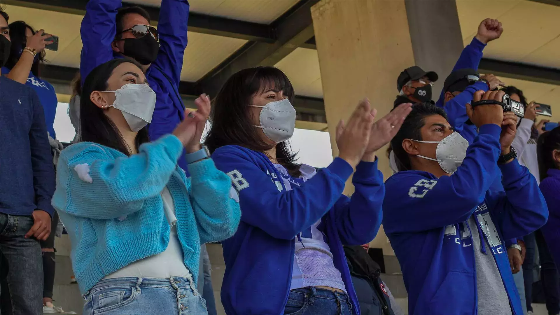 Las familias de jugadores celebran la victoria