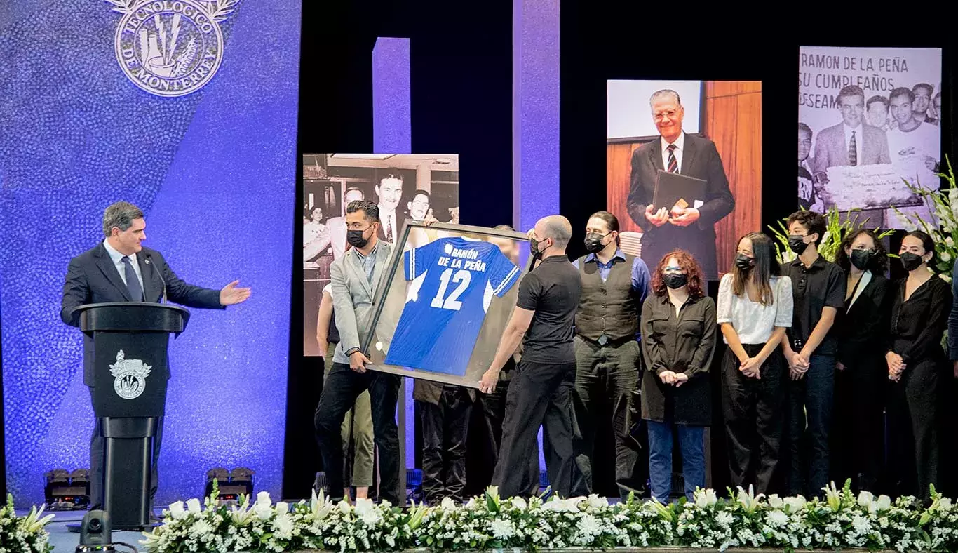 David Garza brindó obsequios del Tec a familia del homenajeado.