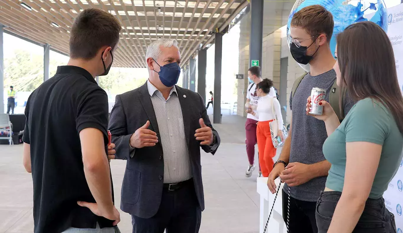 Mario Adrián Flores vicepresidente Región Monterrey dio la bienvenida a los estudiantes extranjeros