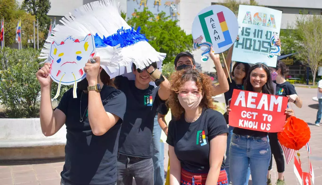 Alumnos de Asia al inicio del desfile cultural 