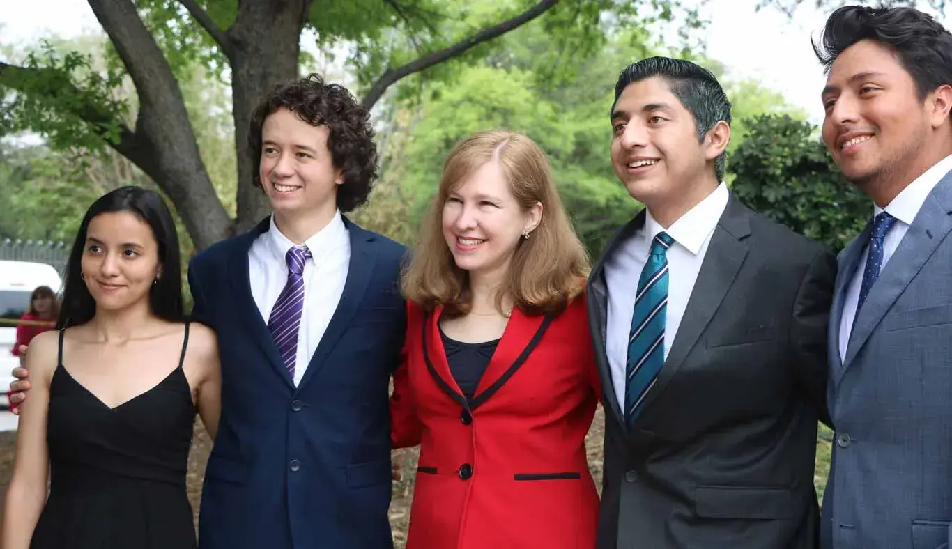 Alumnos de Innovación y Desarollo con su directora de carrera 
