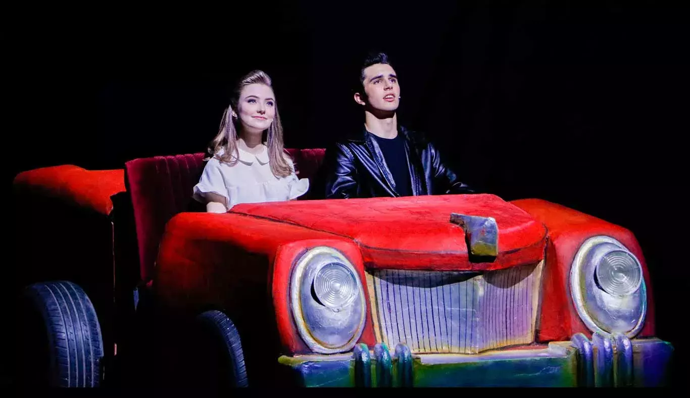 Los personajes Sandy y Danny protagozinan el musical 'Grease'