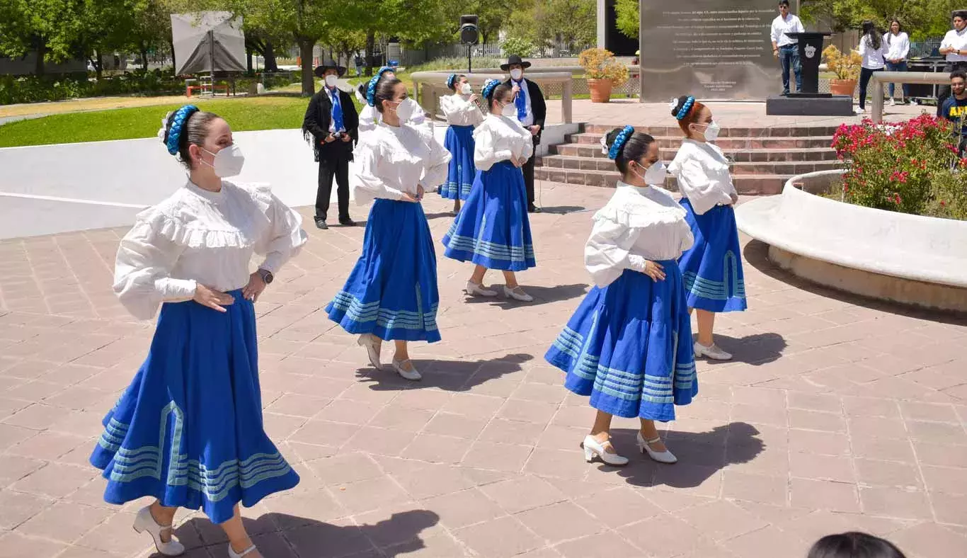 Presentación de Raíces durante el desfile Cultural 