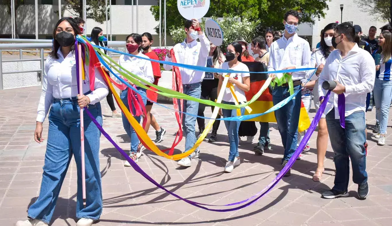 Alumnos de la península de Yucatán llenaron de color el desfile