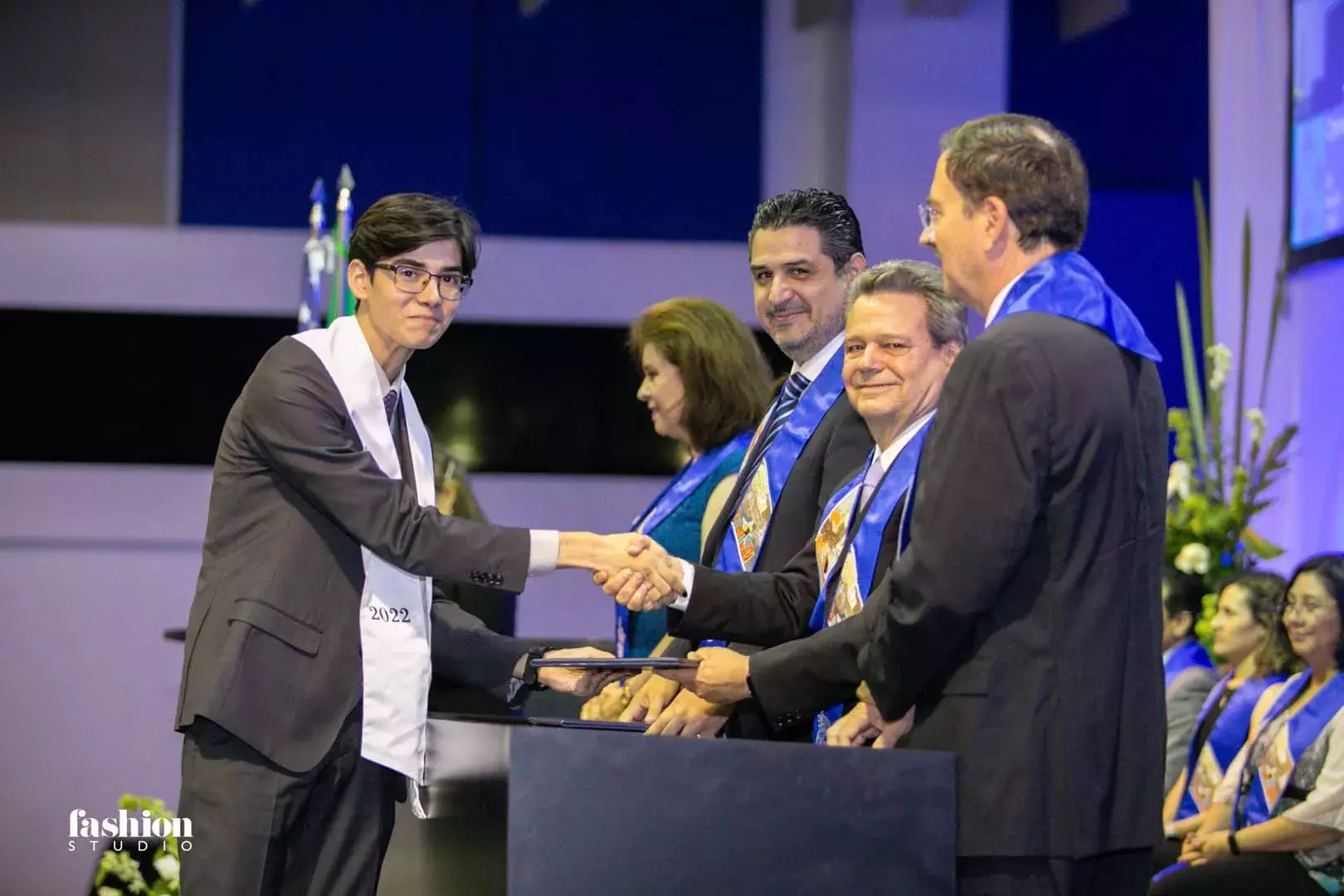 Juan Pablo Villalobos al momento de recibir su reconocimiento