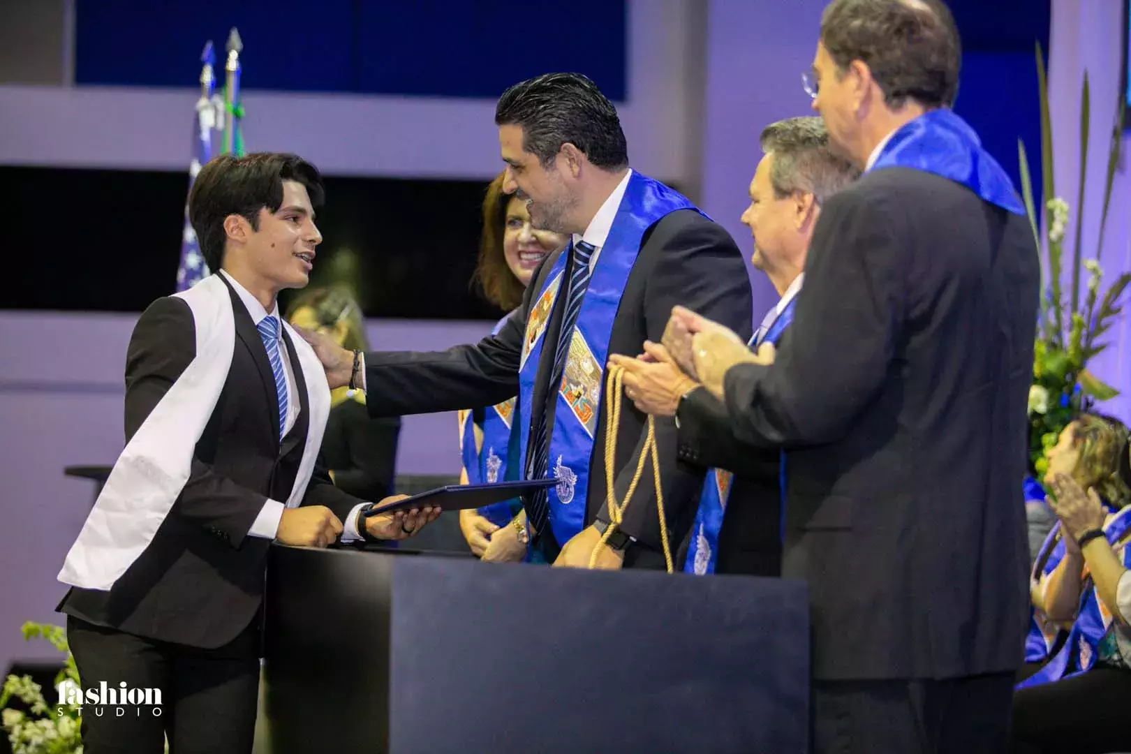 Iván de México recibiendo el reconocimiento al mejor promedio de la generación