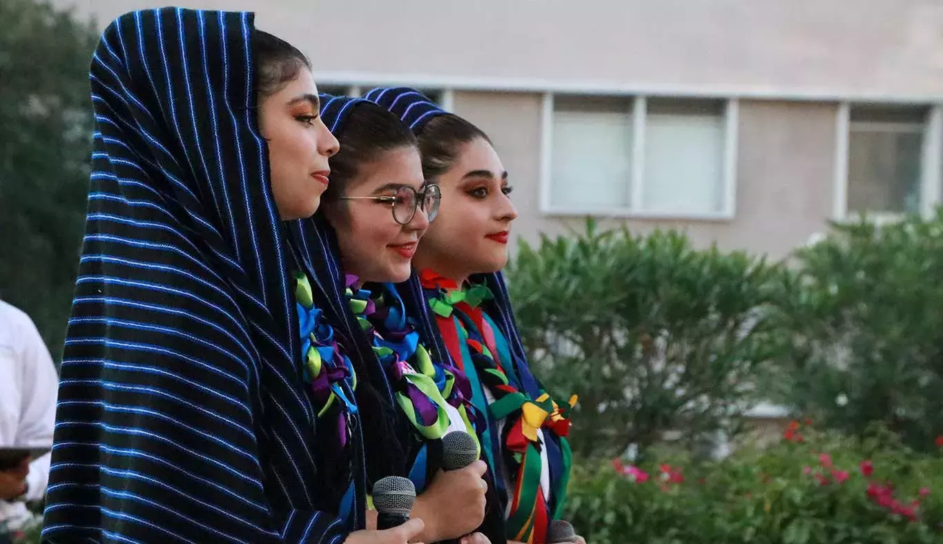 El grupo folclórico Raíces presentó un breve número musical.