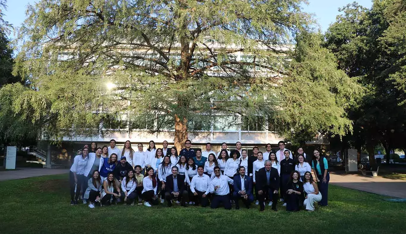 La comunidad de Tec de Monterrey se reunió en torno al Árbol de la Fraternidad.