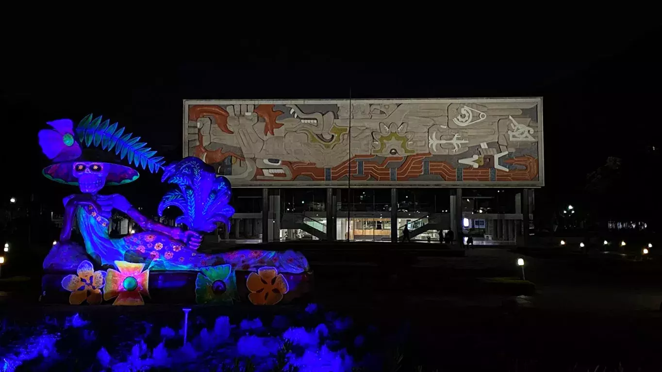 Catrina iluminada frente al edificio de Rectoría