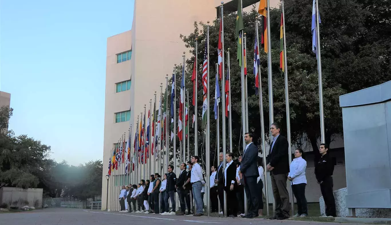 Se llevó a cabo una guardía junto a las banderas de los países de donde provienen alumnos extranjeros.