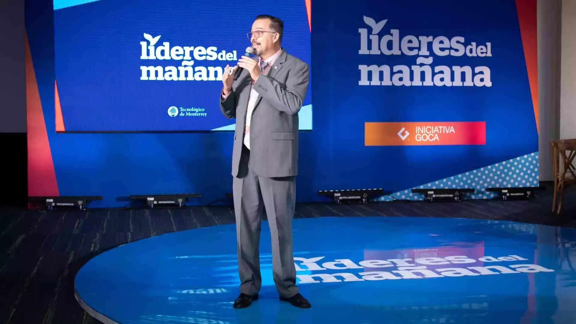 Octavio Barriga director del Tec en Hidalgo presenta generación