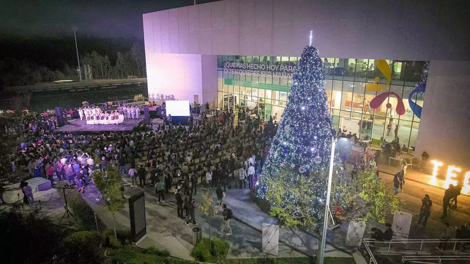 Tec Pue da bienvenida a las fiestas con música, luces y ballet (fotos)