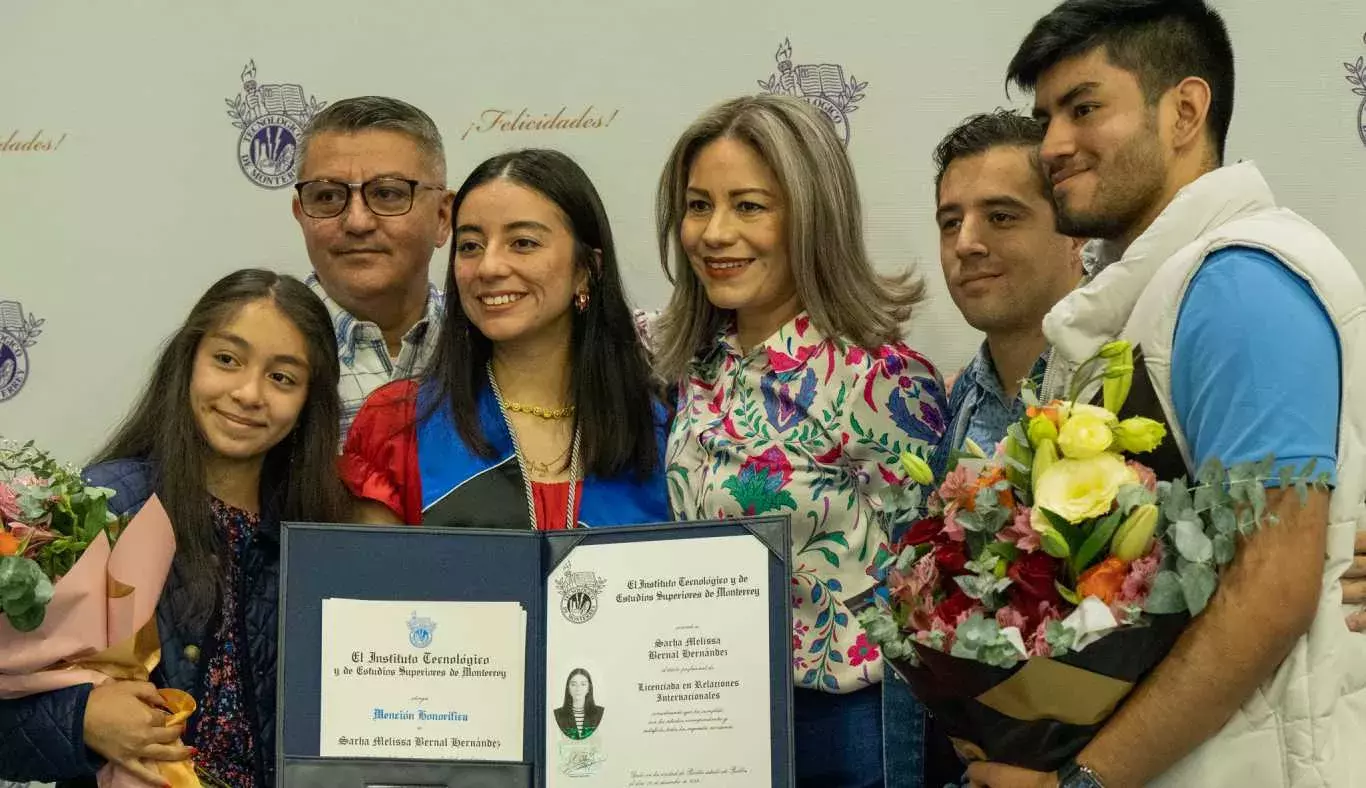 Familia con egresada de campus Puebla