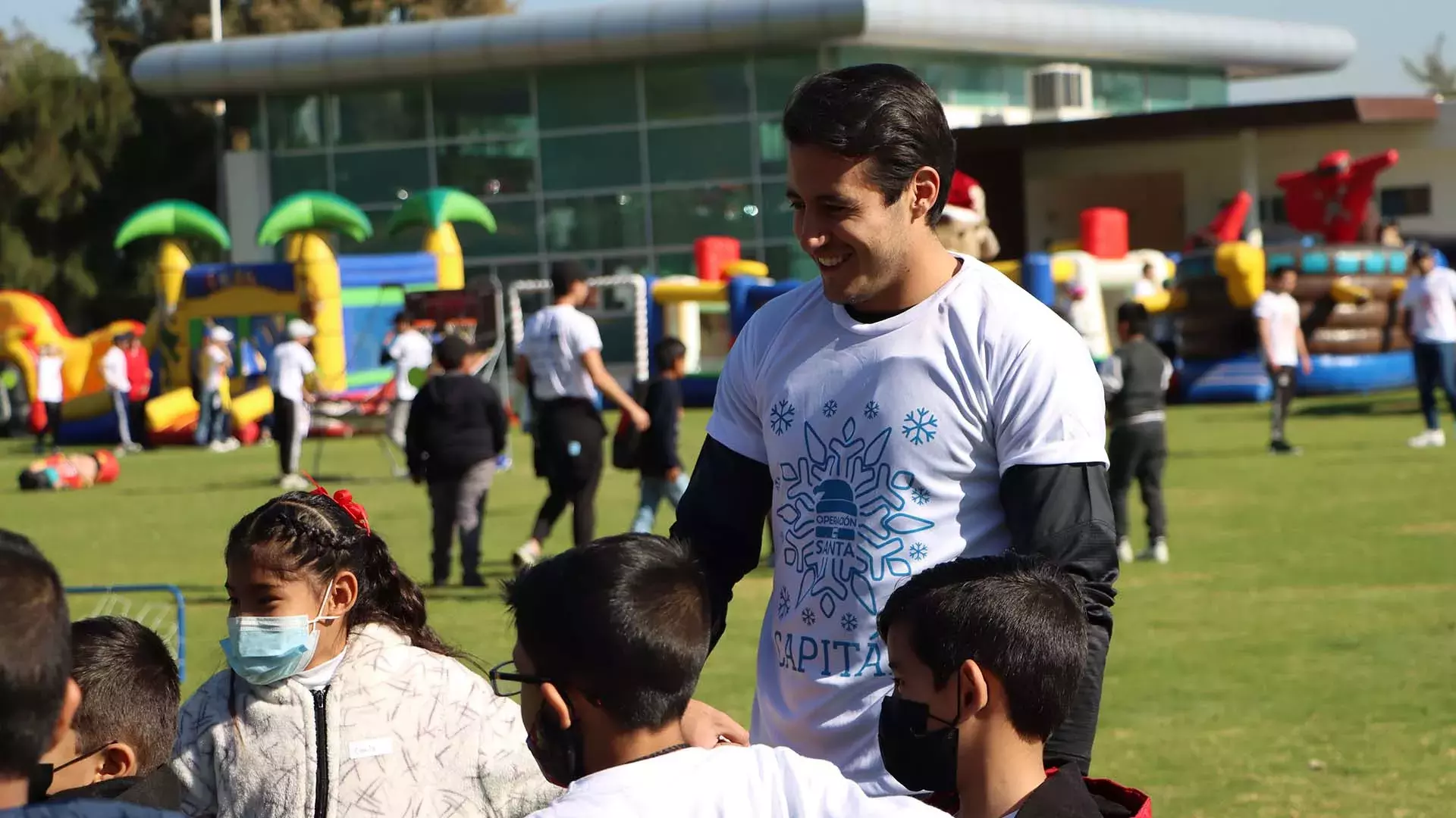 Niños disfrutando de Operación Santa