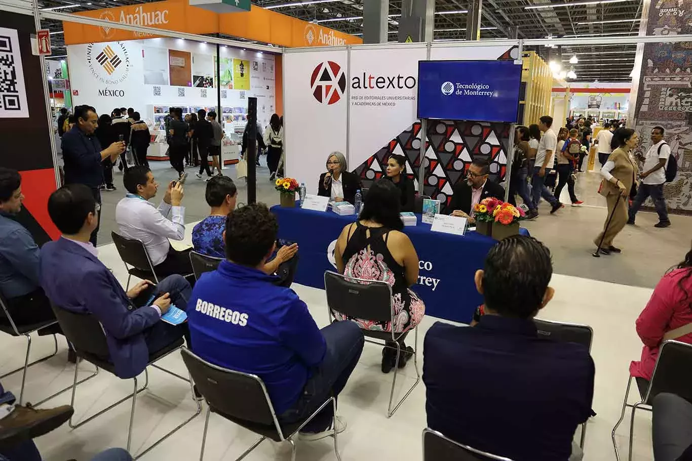 Presentan libro universidad cocredora del futuro en la FIL Guadalajara.