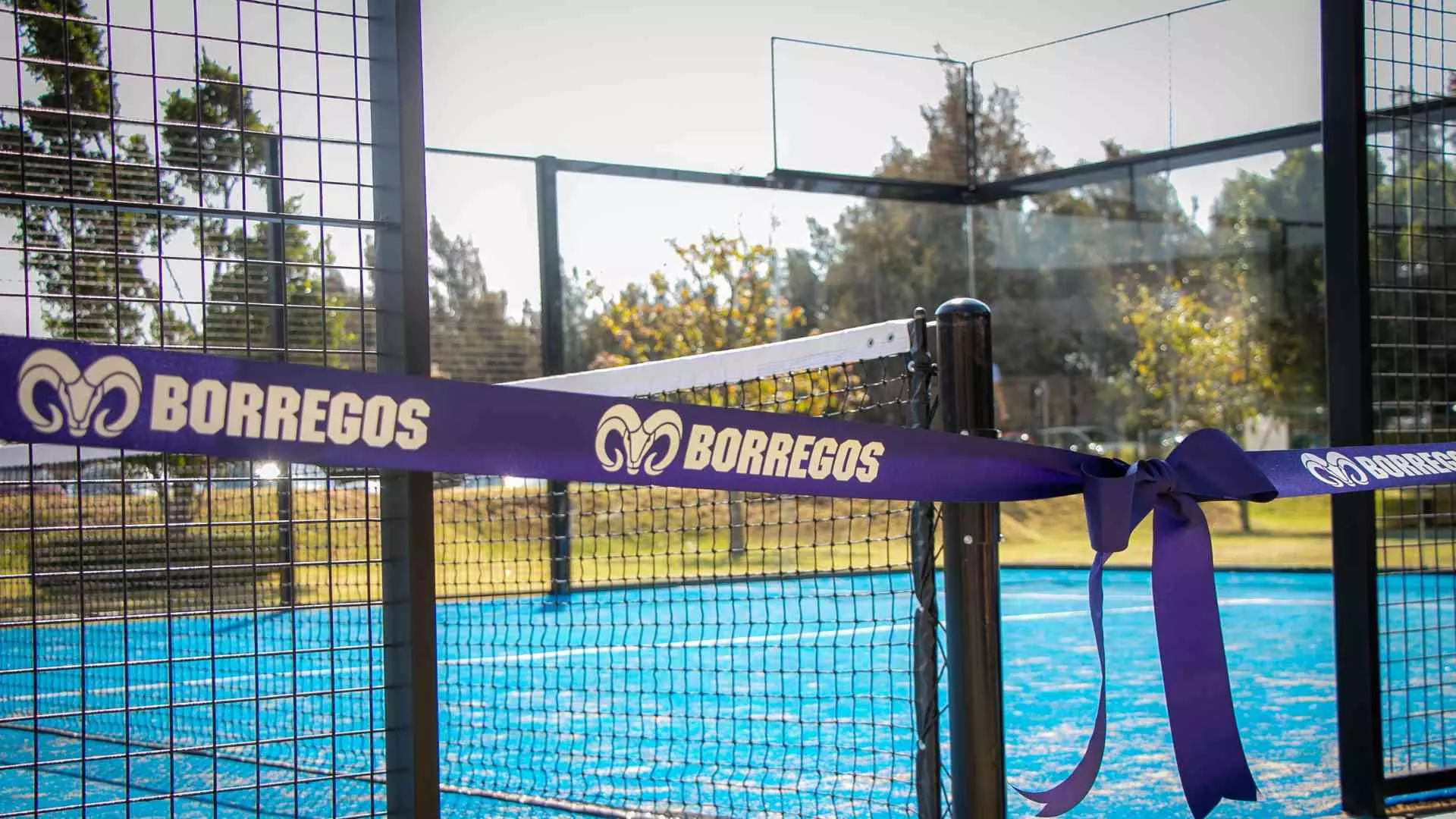 Todo listo para el corte de listón en la inauguración de la primera cancha de pádel.